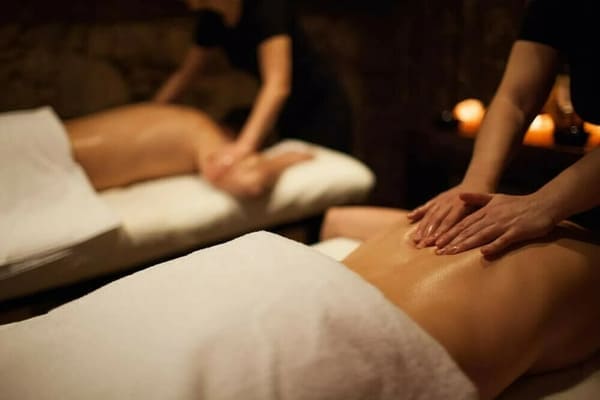 Couples massage in a salon